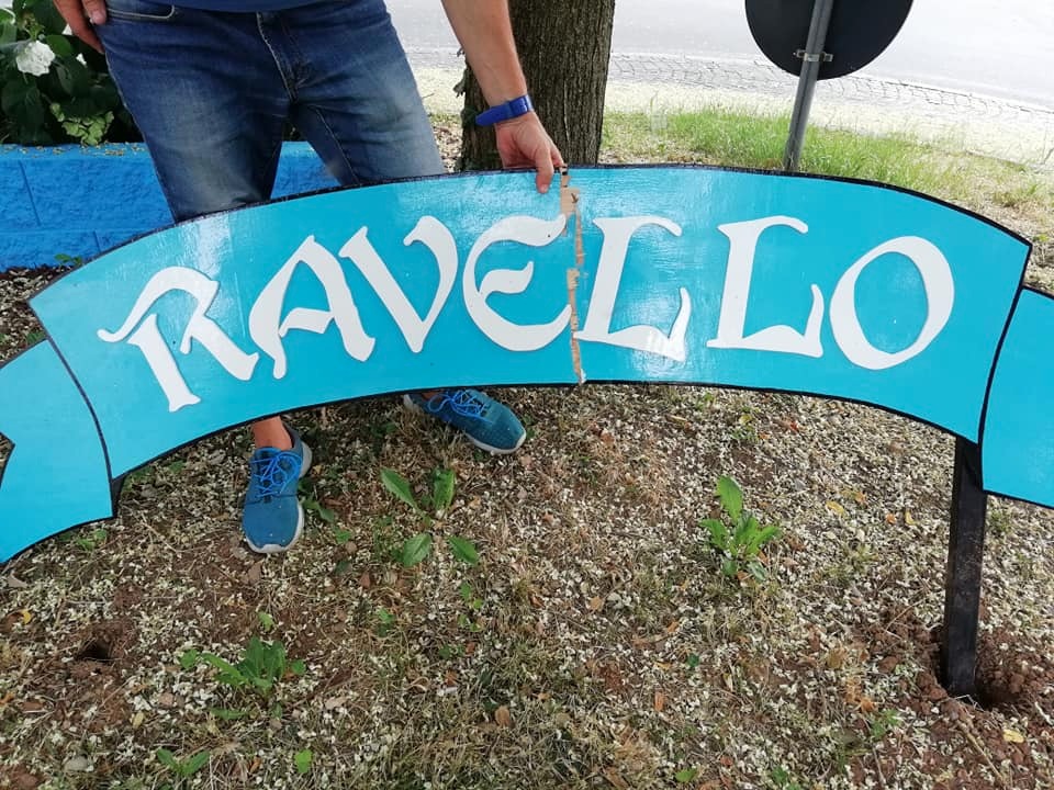 I vandali restituiscono il cartello della contrada Ravello