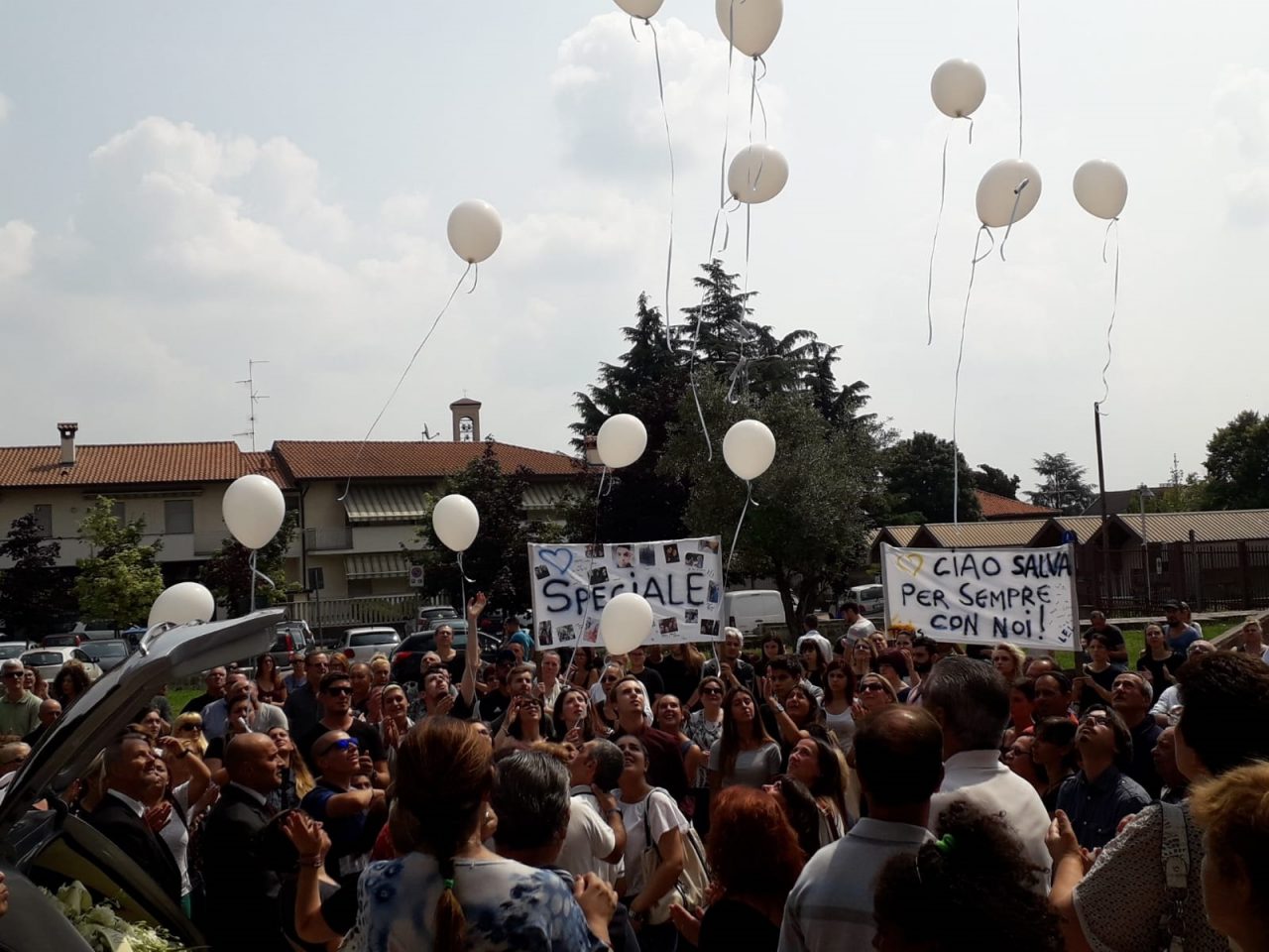 Funerale Salvatore, 19 palloncini bianchi per ricordarlo GALLERY