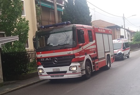 Non risponde al campanello, arrivano i pompieri. Ma dormiva