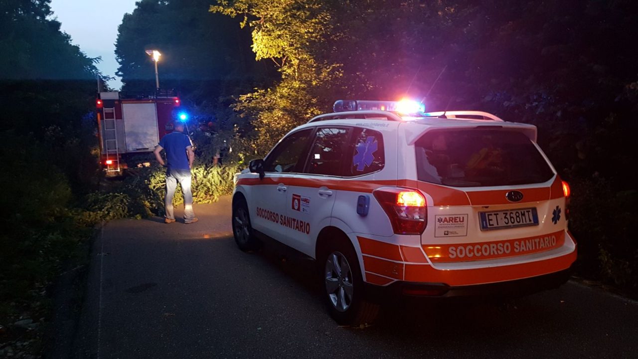 Auto si ribalta nel bosco, una persona intrappolata