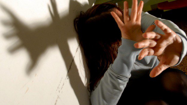 Lesioni alla moglie, arrestato 45enne