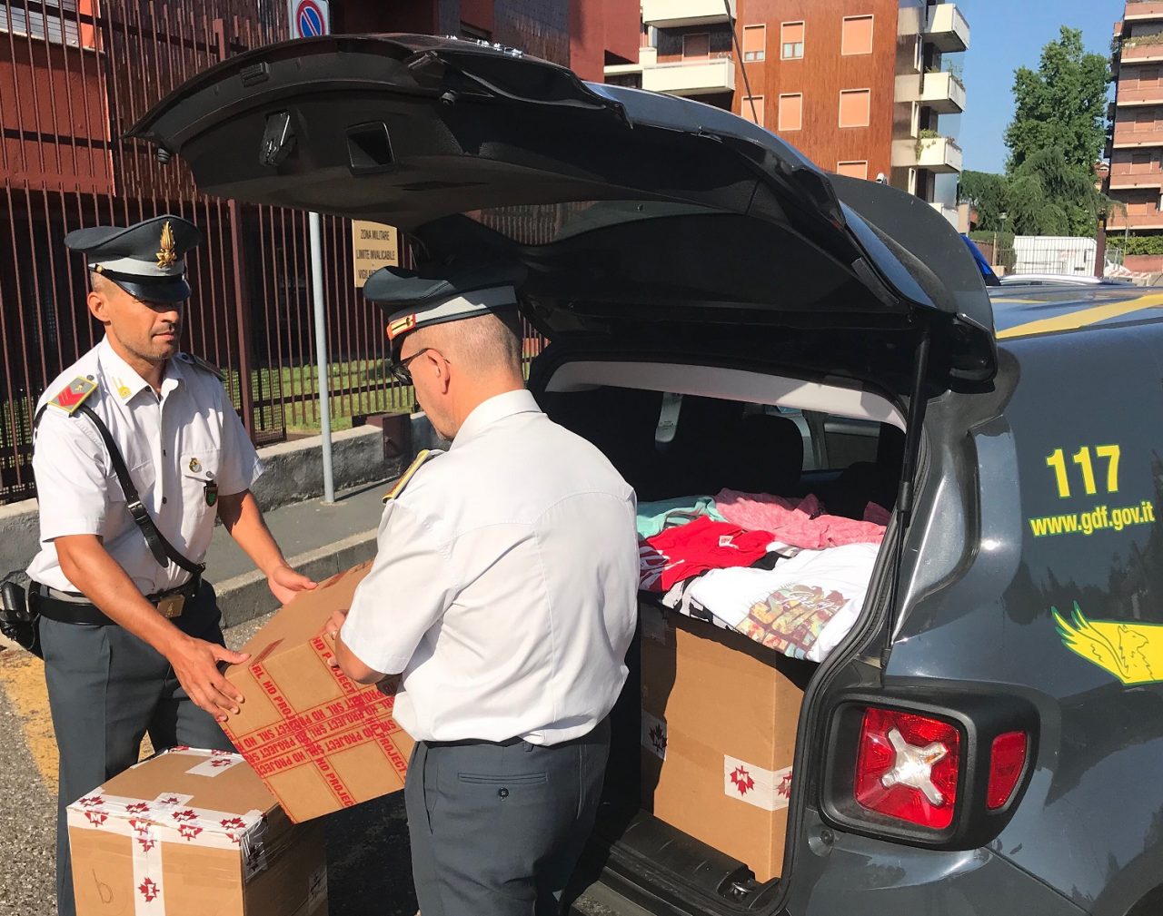Saldi contraffatti in centro a Varese