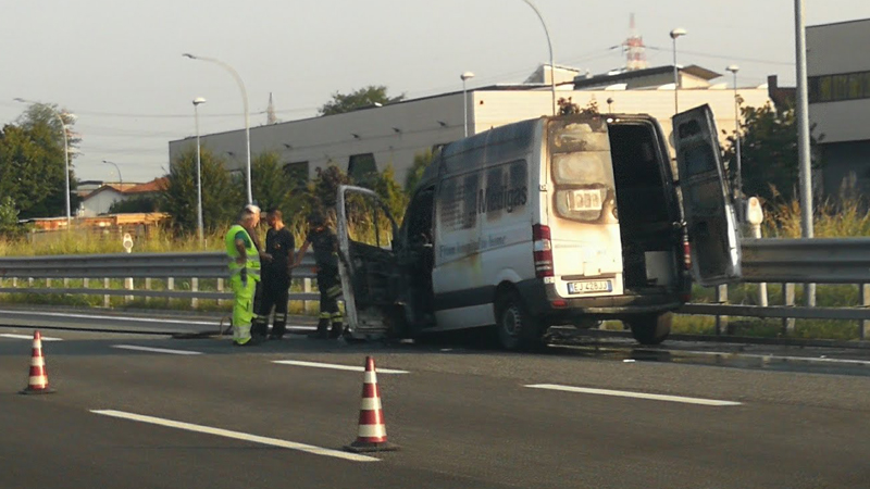 Furgone in fiamme sulla A8 da Rho verso Arese