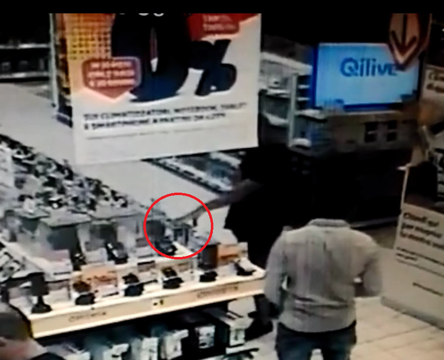 Ruba cellulari e vestiti mettendoseli addosso: preso LE FOTO