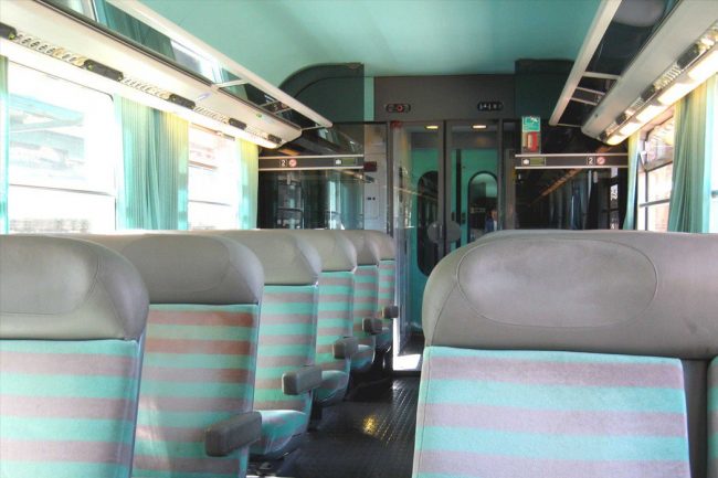 Seduto sul treno col “membro” di fuori, al controllore: “Mi prudeva”