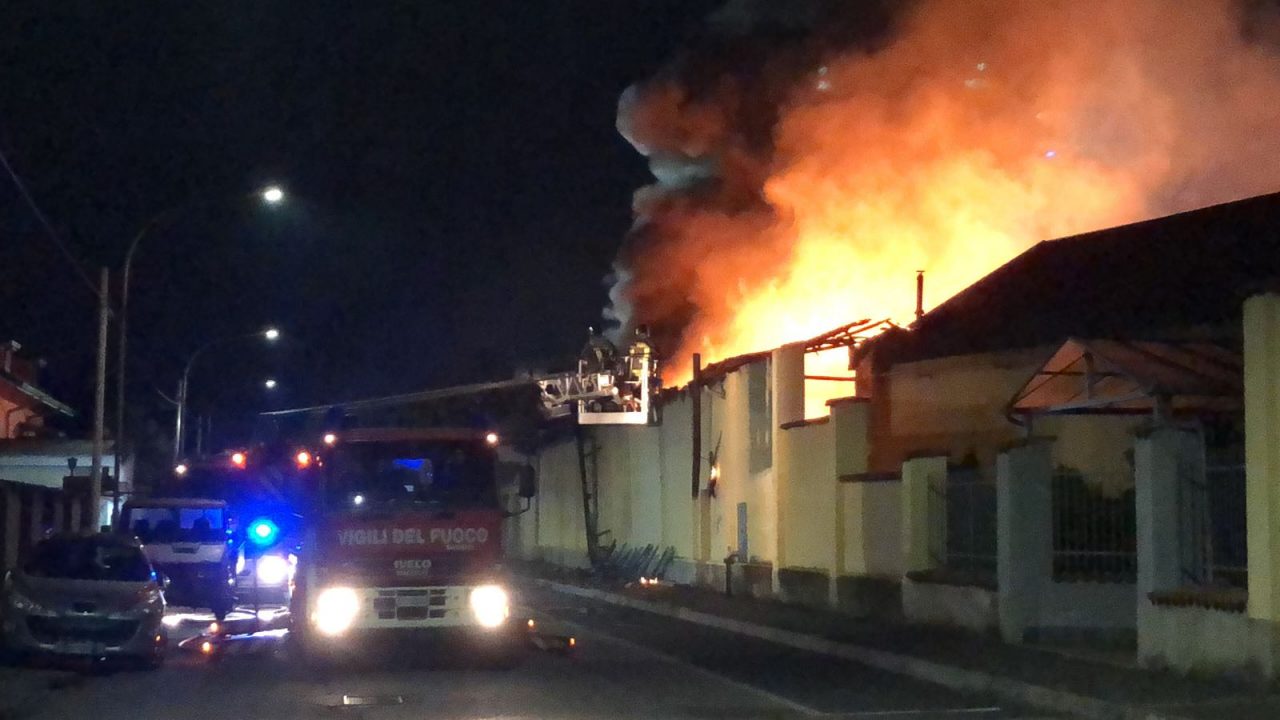 Grave incendio al calzaturificio Arktè a San Lorenzo – FOTO E VIDEO