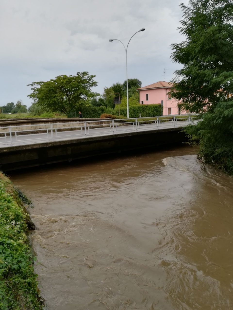Allagamenti a Parabiago: chiuso il ponte sull’Olona – LE FOTO