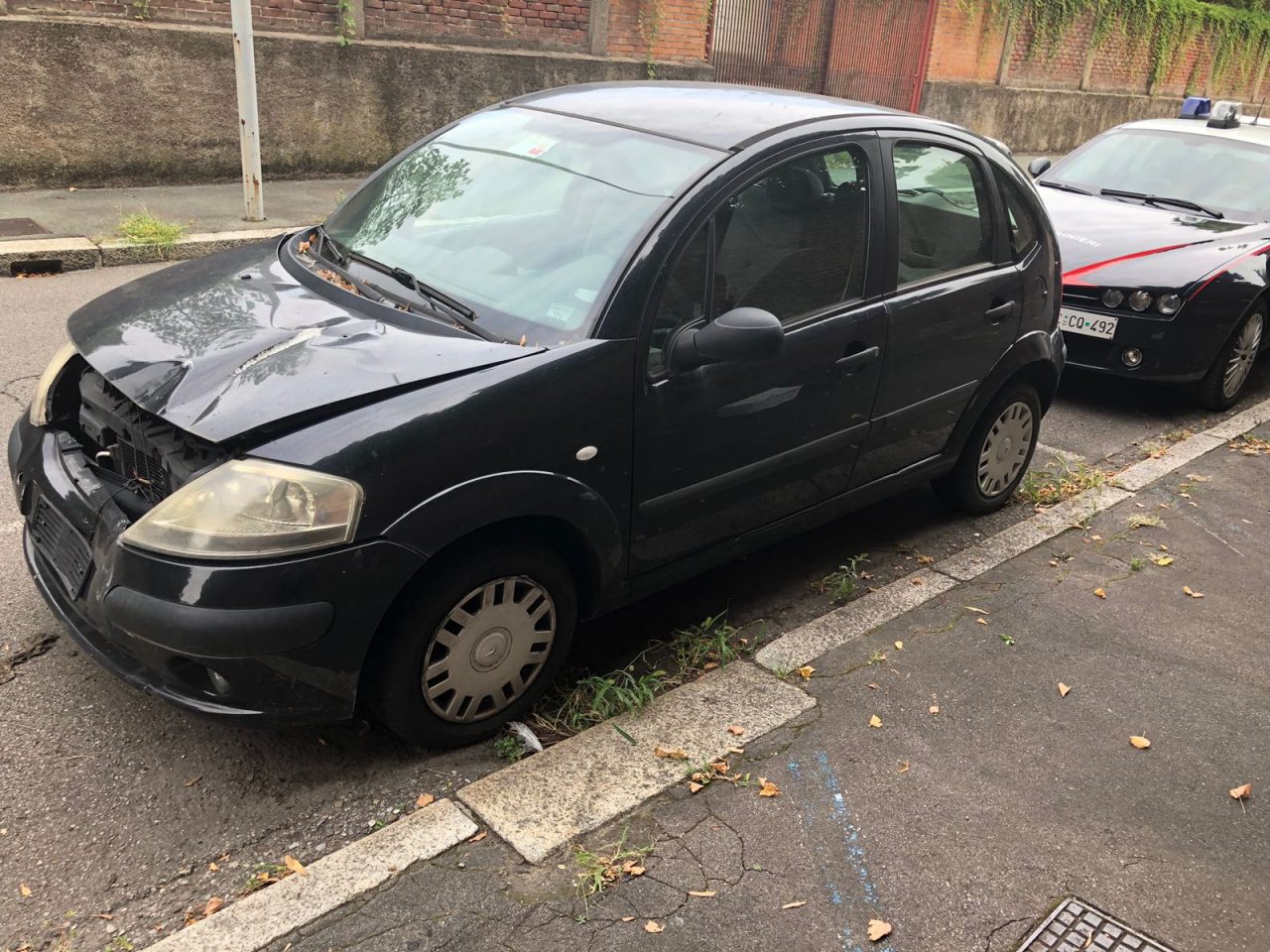 Doveva custodire l’auto sequestrata, ma ci andava in giro