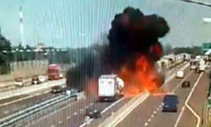 Esplode camion a Bologna, si apre voragine sulla A14: morti e feriti VIDEO