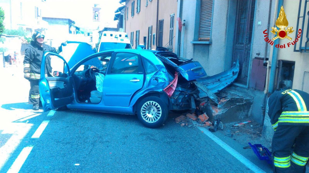 Incidente stradale a Besozzo, soccorse due persone