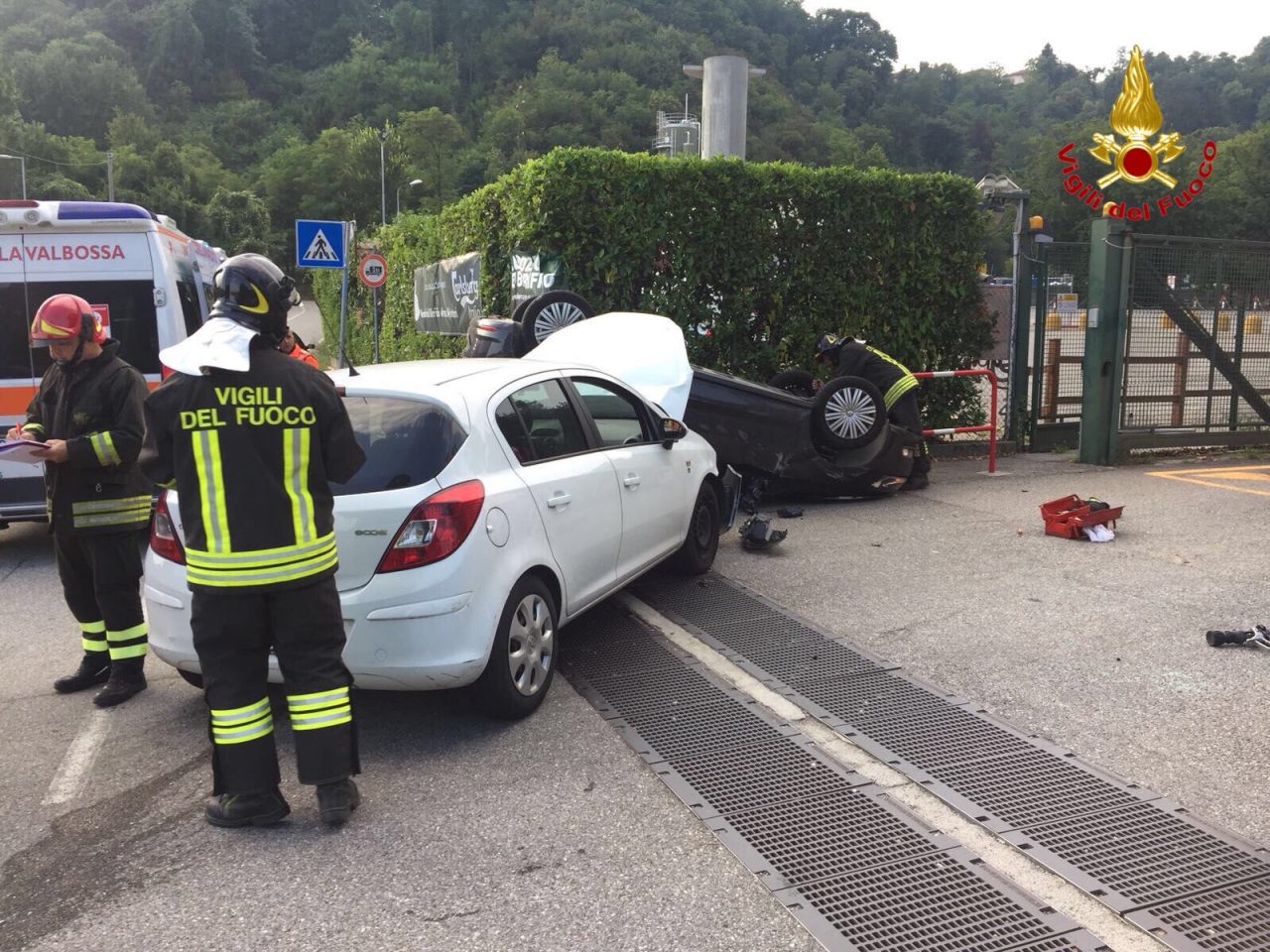 Scontro tra due auto, una si ribalta
