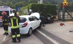 Scontro tra due auto, una si ribalta