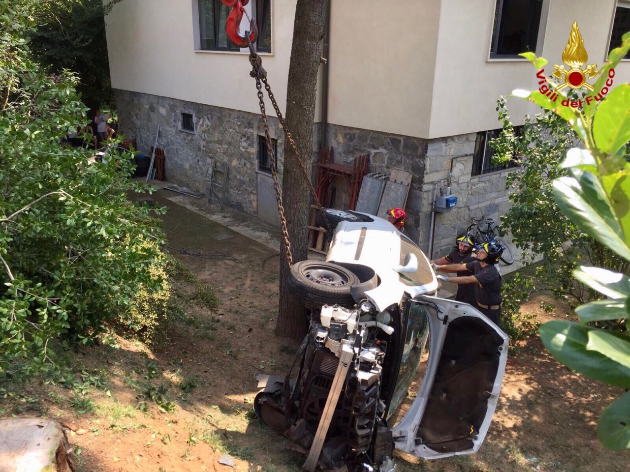 Perde il controllo, auto ribaltata nel giardino della villa FOTO