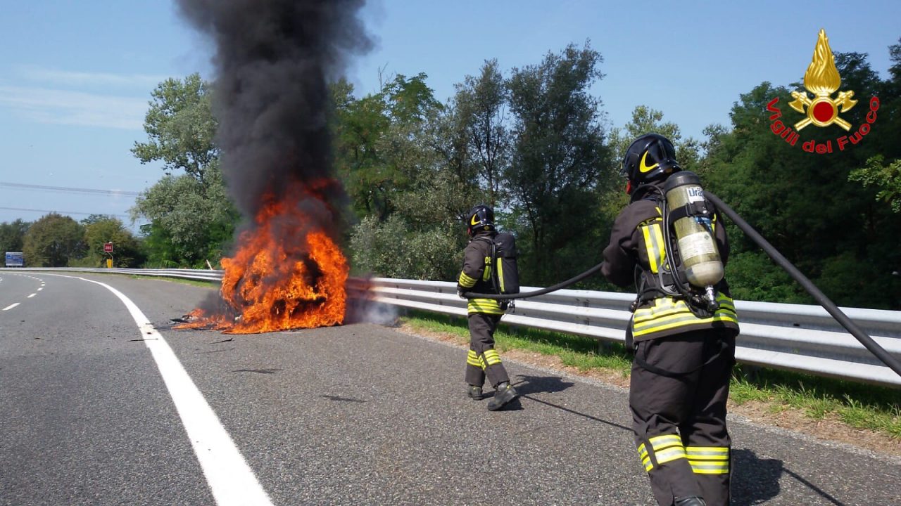 Autovettura in fiamme sull’Autostrada A8 VIDEO