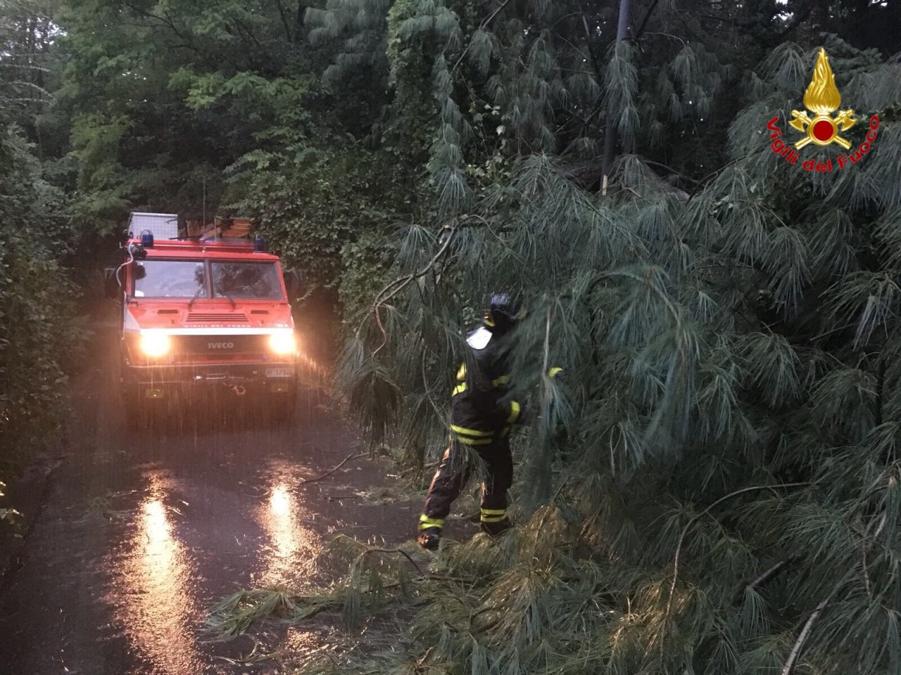 Maltempo nella notte, Vigili del Fuoco in azione FOTO
