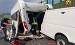 Scontro in autostrada, il furgone si incastra nella roulotte FOTO