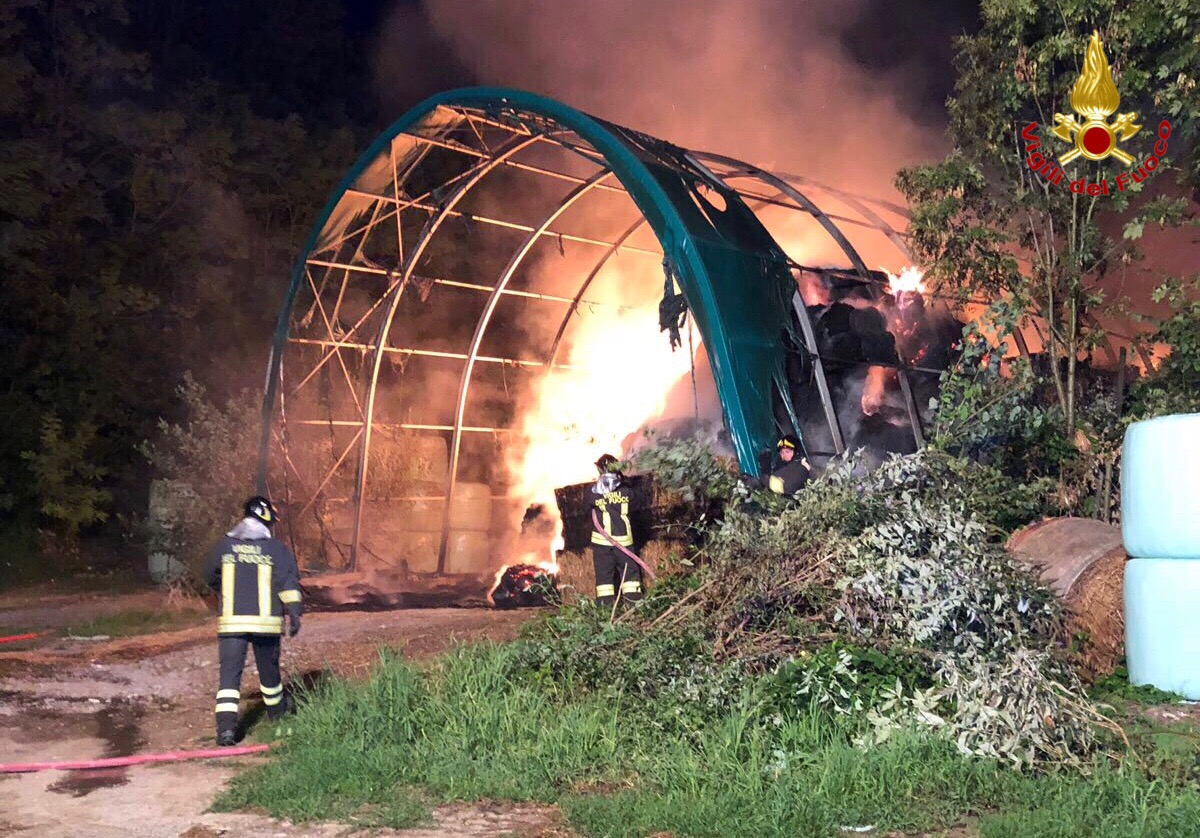 Vasto incendio ad Arcisate all’alba VIDEO