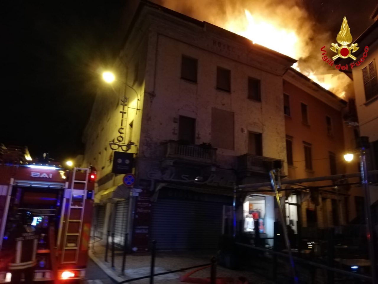 Due stabili a fuoco nella notte, 3 famiglie evacuate FOTO e VIDEO