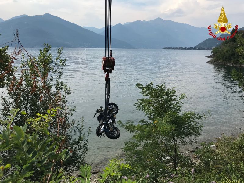 Scontro auto moto, la due ruote finisce nel lago FOTO