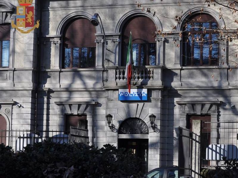 Minaccia passeggero con un coltello e un martello dopo avergli rubato lo zaino