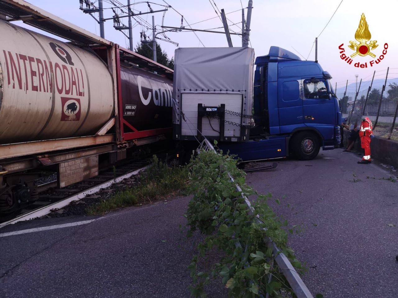 Incidente ferroviario a Ternate, treno merci finisce contro tir VIDEO