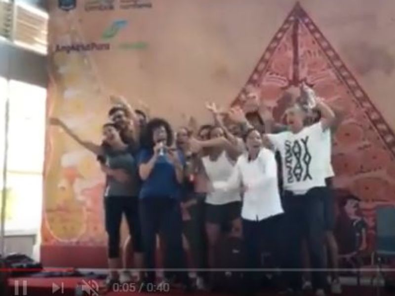 Turisti italiani in Indonesia intonano “Volare”