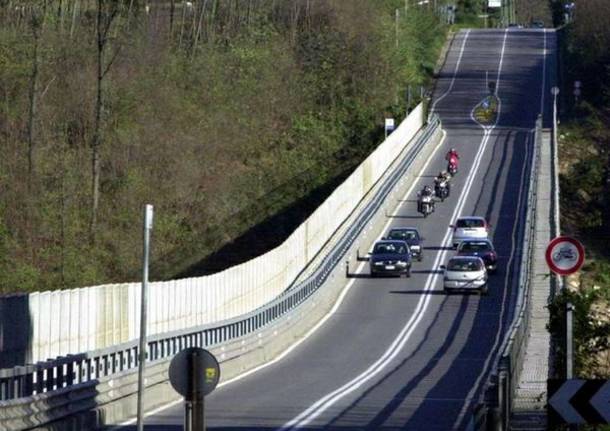Allarme suicidio sul ponte di Cairate: soccorsi in cerca della vittima, che era a casa a dormire