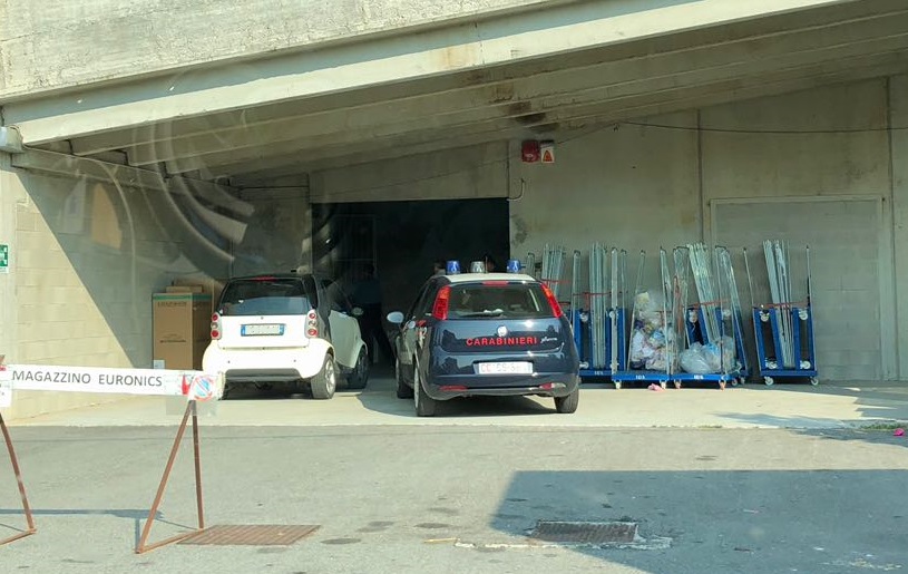 Rapina all’Euronics, negoziante finisce all’ospedale