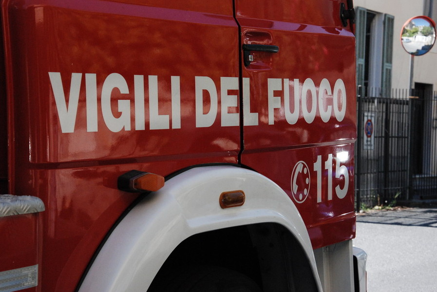 Incendia garage del vicino, denunciato 59enne