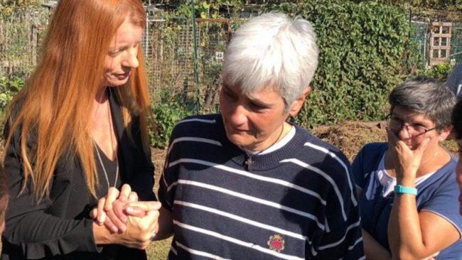 Michela Brambilla al gattile di Rho dopo l’incendio VIDEO