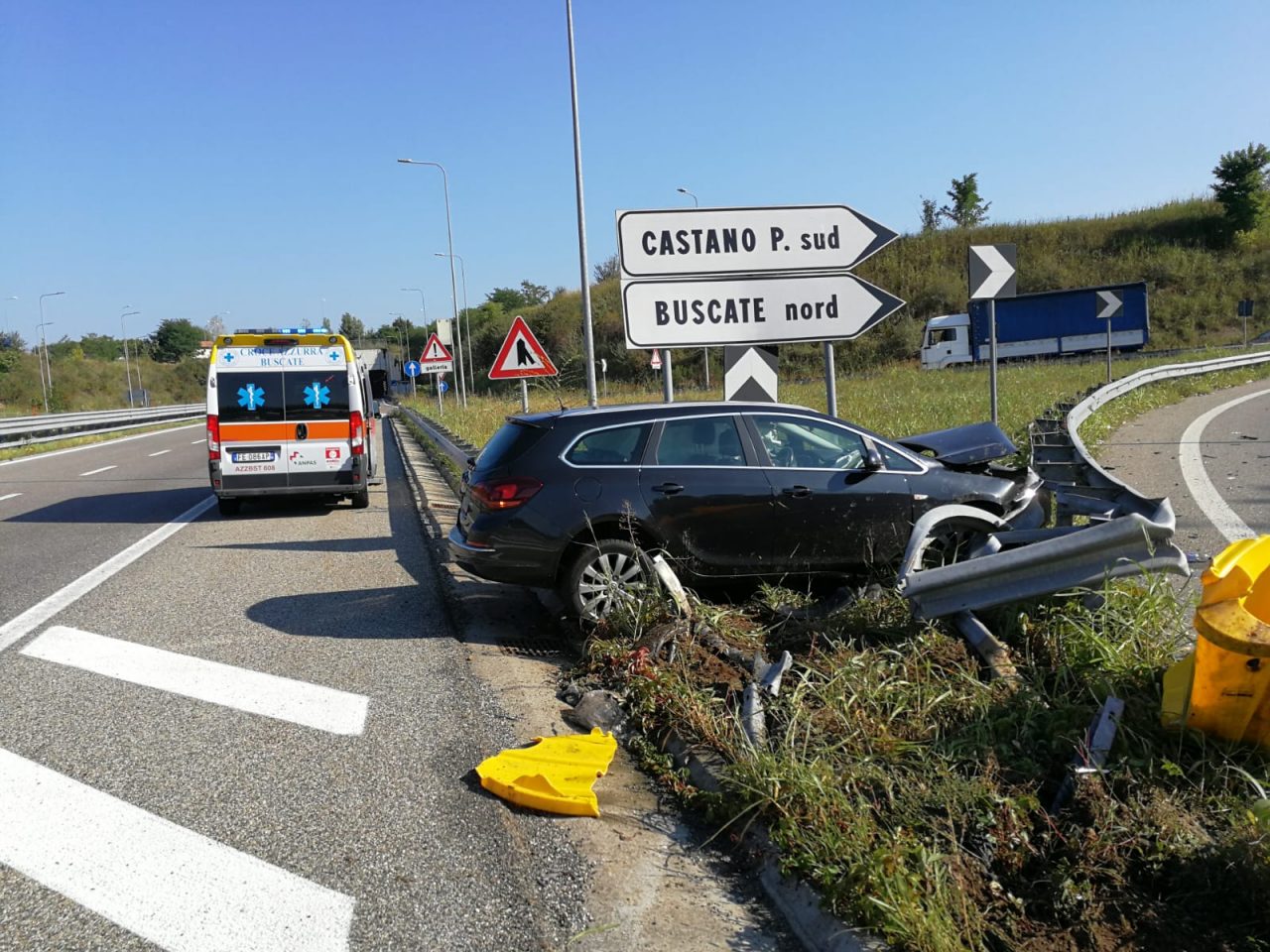 Colpo di sonno in superstrada: giovane contro il guard rail