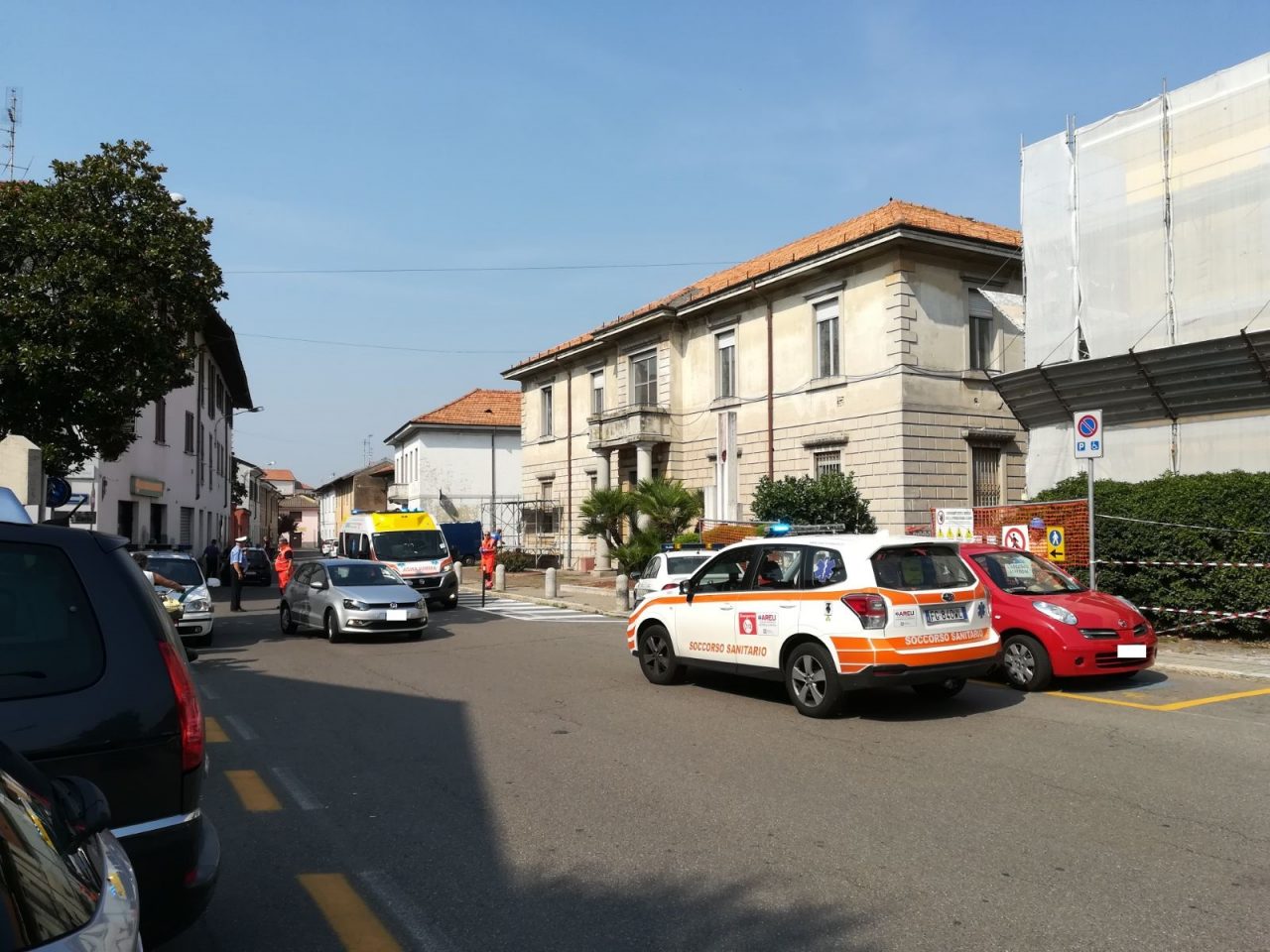 Si accoltella in via Roma: 32enne in ospedale – LE FOTO