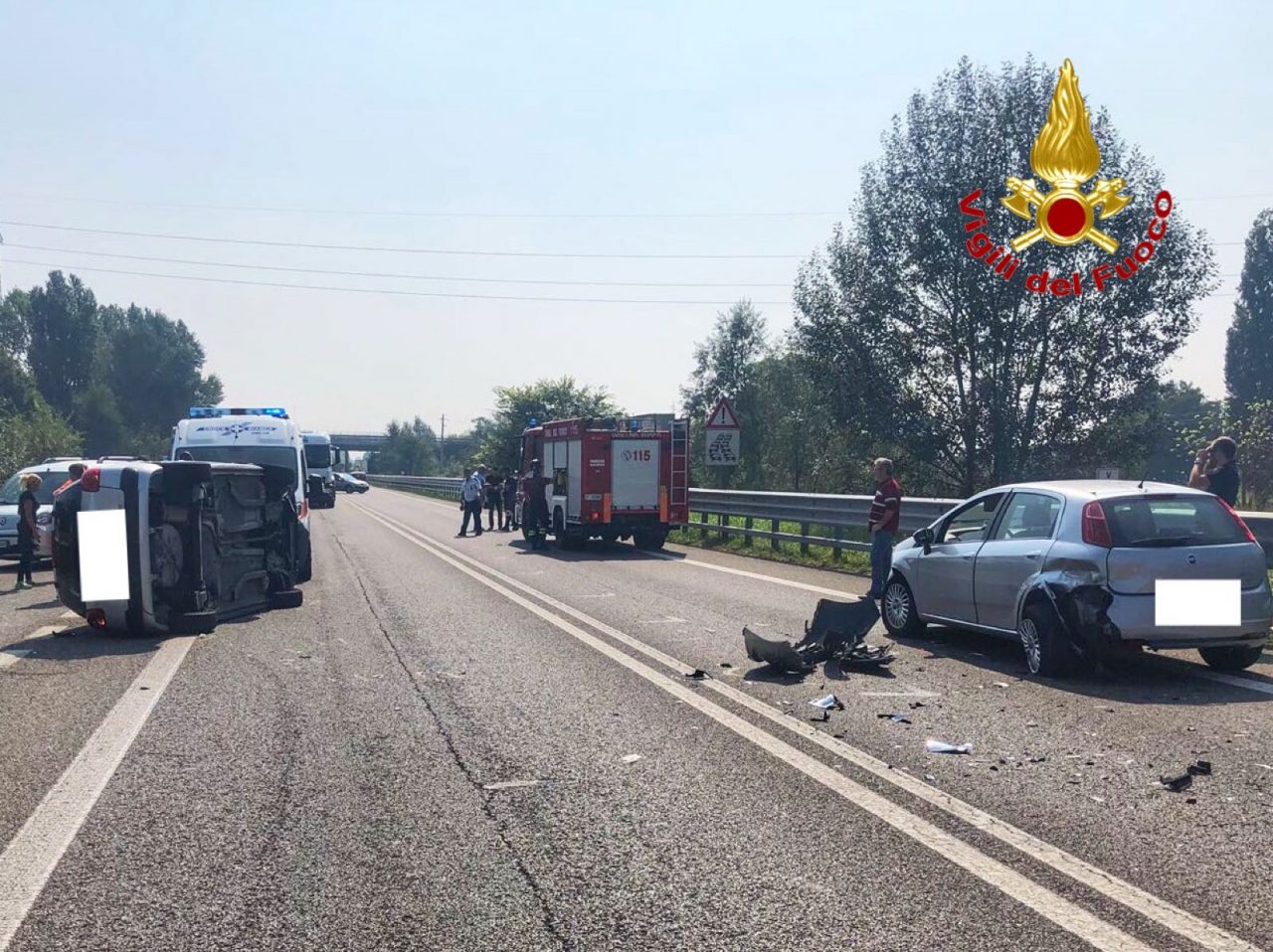 Auto ribaltata e cinque feriti
