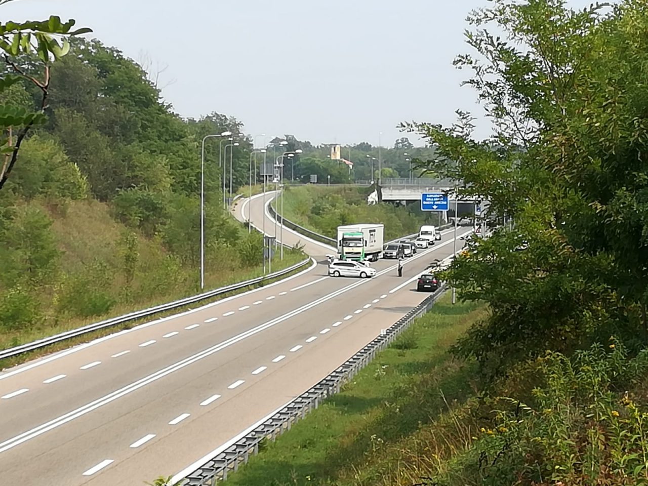 Incidente mortale in superstrada: scontro tra auto e tir