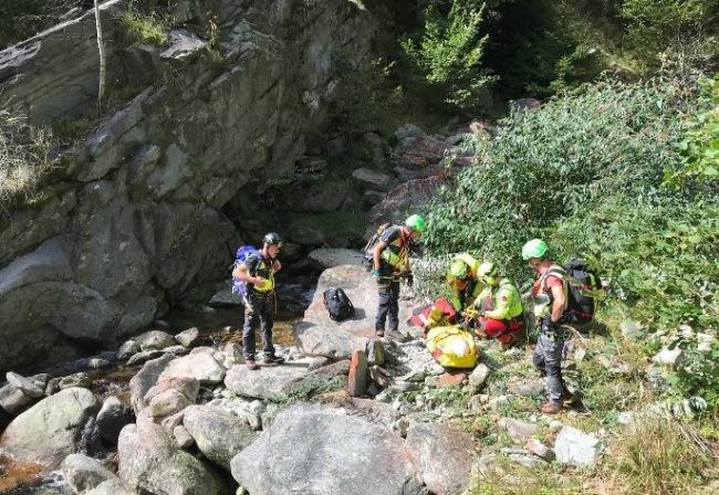 Cercatore di funghi bustese scivola sulla roccia, è grave