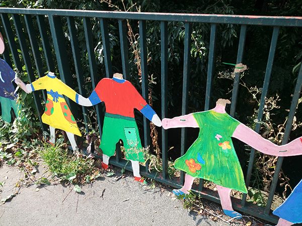 Decapitate sagome dei bimbi sul Ponte della pace LE FOTO