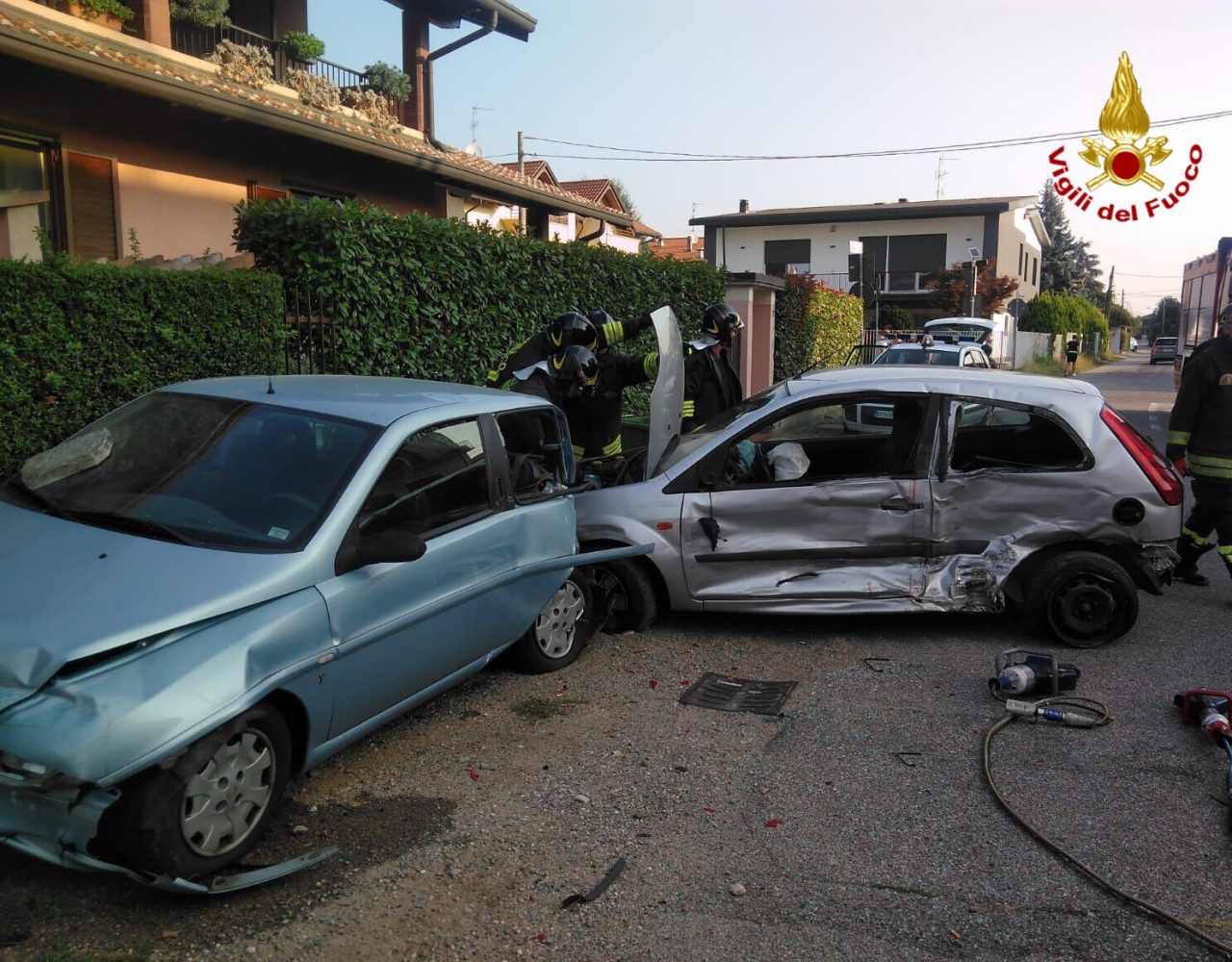 Due auto si scontrano e sbattono contro tre vetture in sosta FOTO