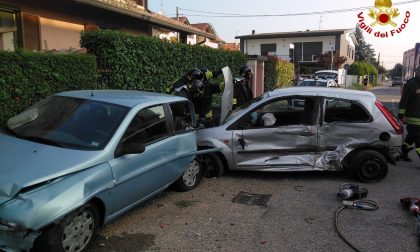 Due auto si scontrano e sbattono contro tre vetture in sosta FOTO