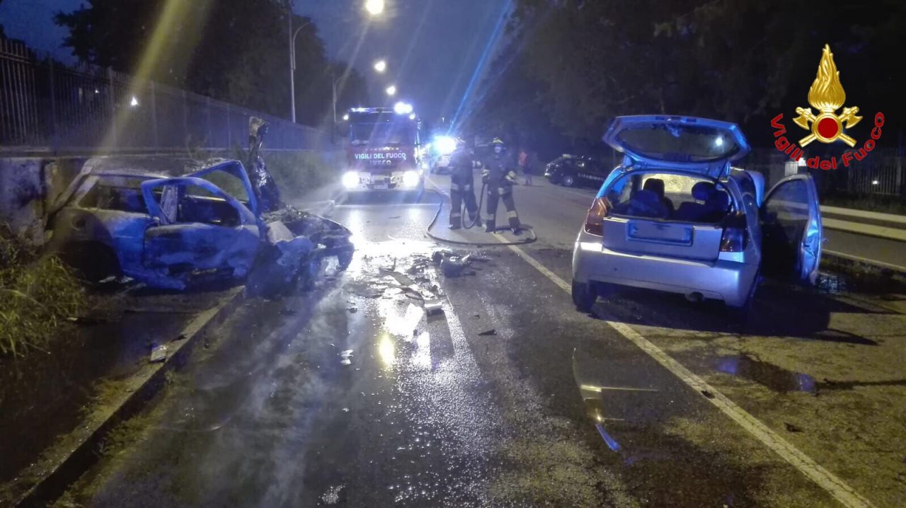 Scontro tra due auto, una prende fuoco FOTO