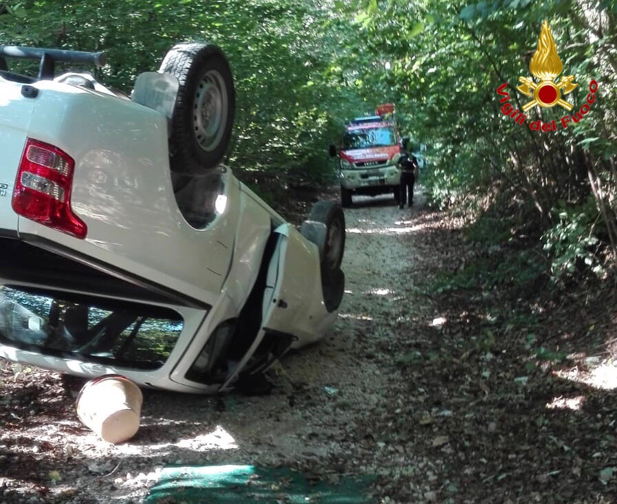Si ribalta con il pick-up su una strada sterrata, è grave