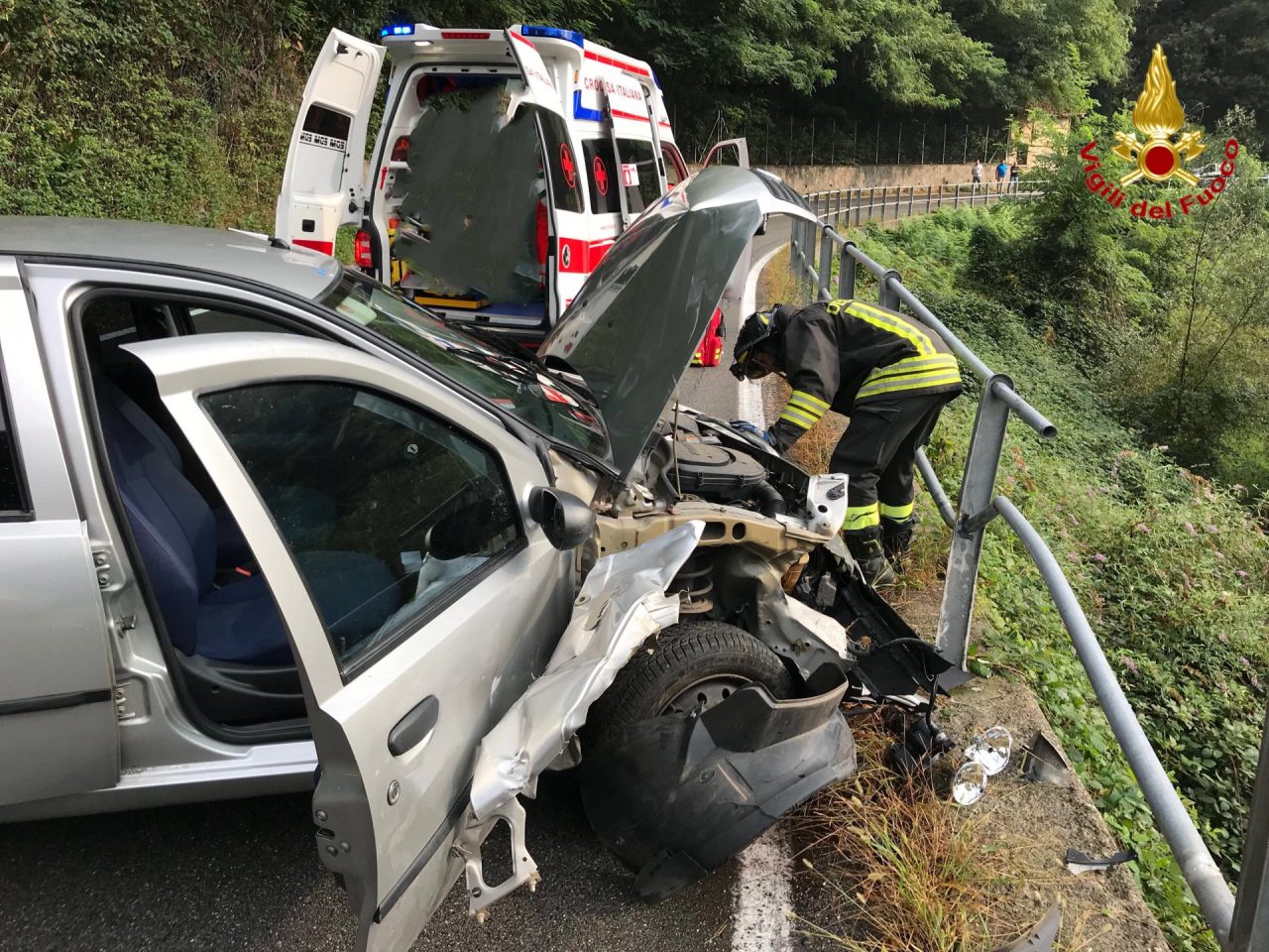 Perde il controllo dell’auto e sbatte contro le protezioni laterali FOTO