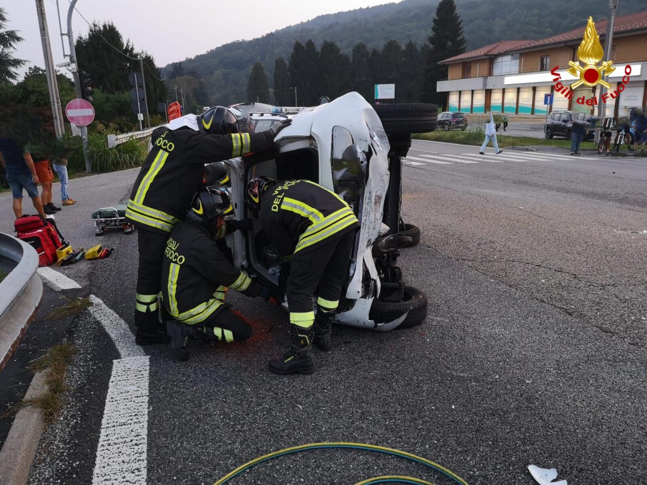 Incidente stradale a Comabbio, auto si ribalta FOTO
