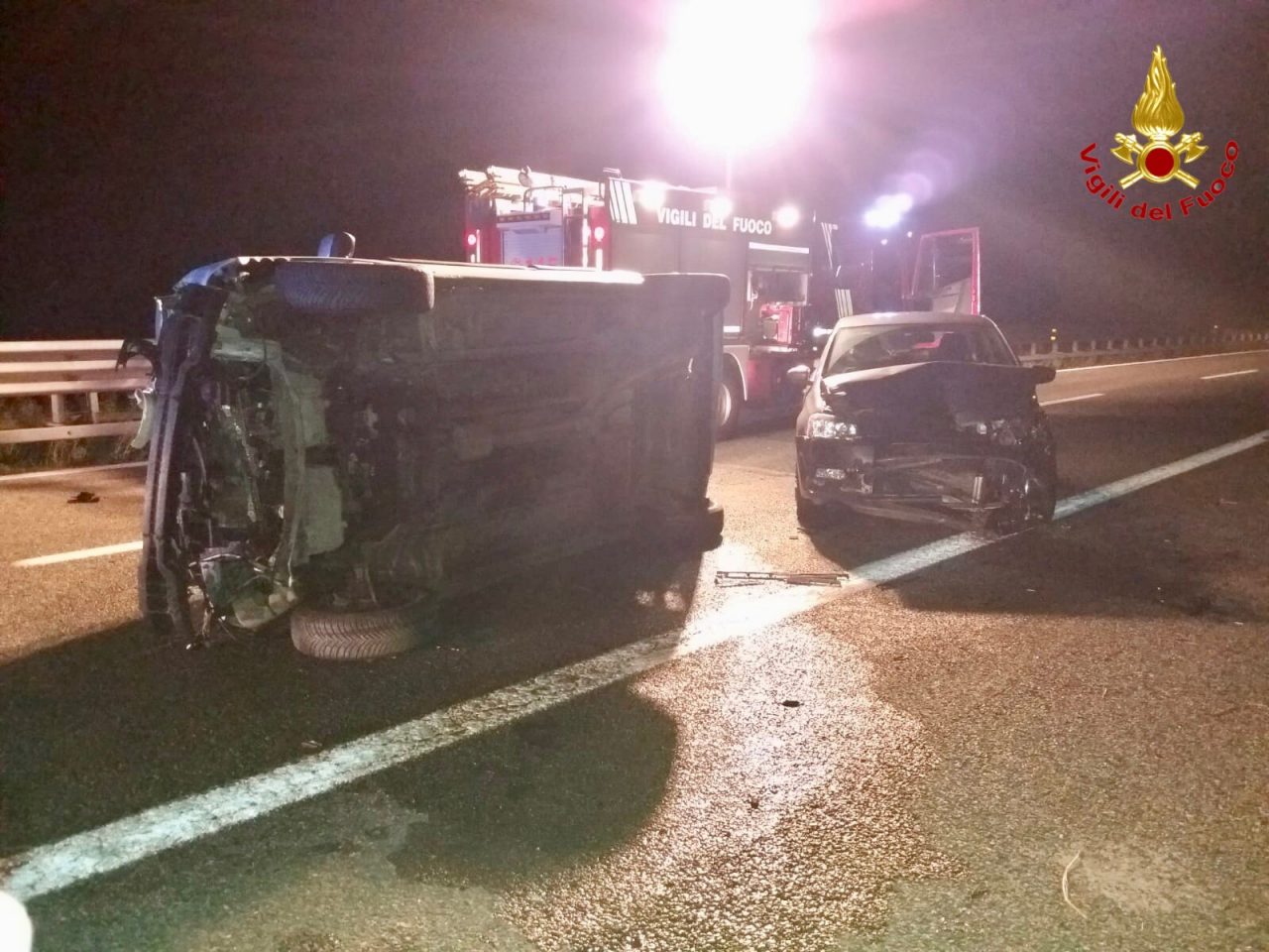 Incidente stradale in autostrada, auto si ribalta FOTO