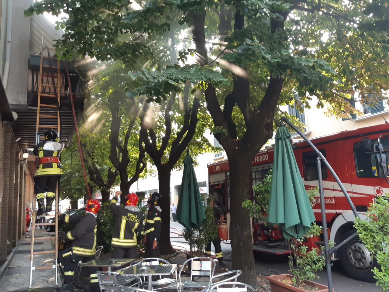 Appartamento a fuoco, una vittima FOTO e VIDEO