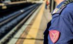 Scambia il treno per una toilette urinando sui sedili e le scale della carrozza