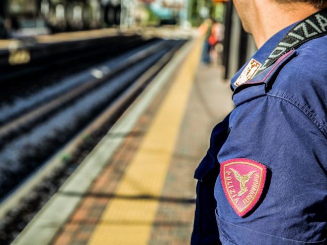 Scambia il treno per una toilette urinando sui sedili e le scale della carrozza