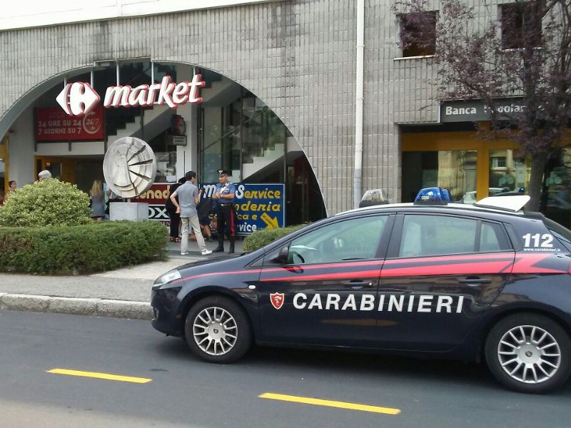 Si ubriaca e ruba nei supermercati: espulso marocchino 18enne