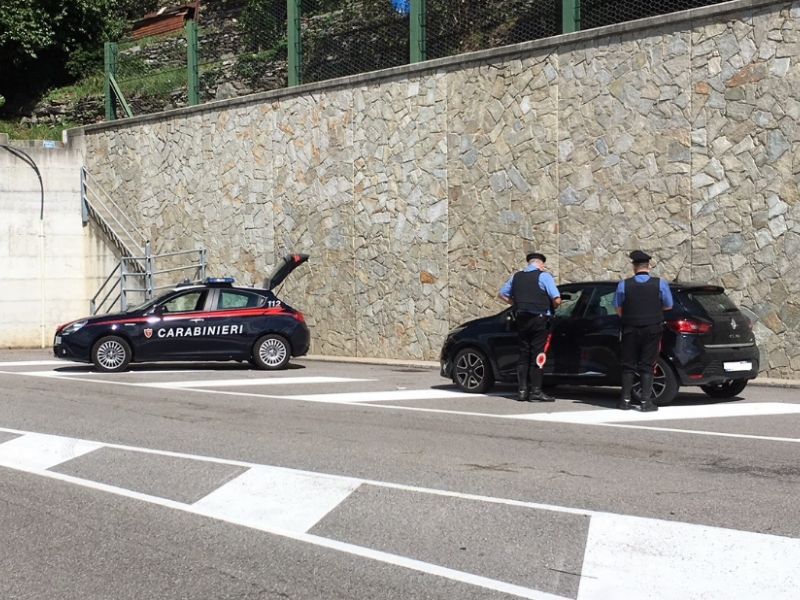 Dopo aver consumato un furto in abitazione, tentano di commetterne un secondo
