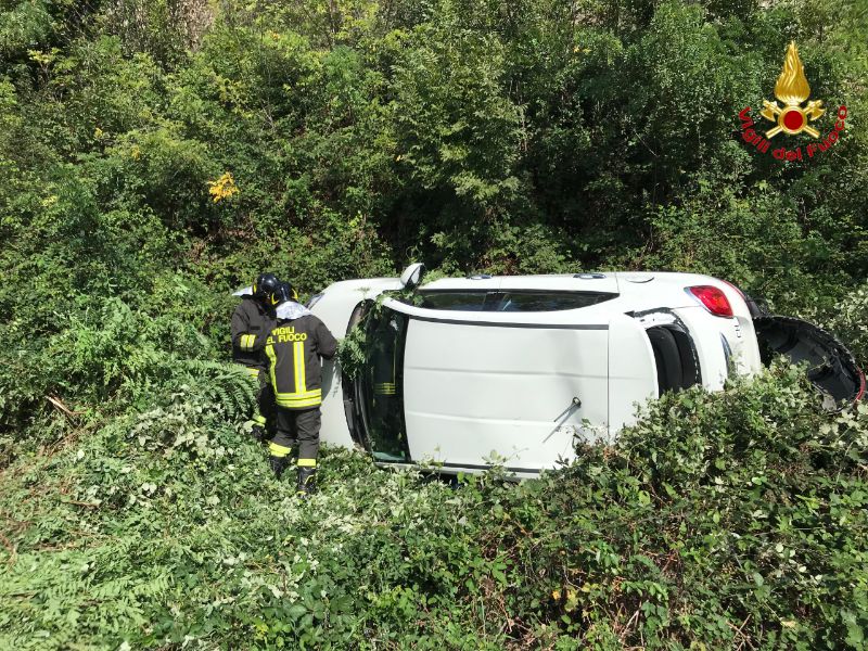Scontro tra due auto a Tronzano, una si ribalta FOTO