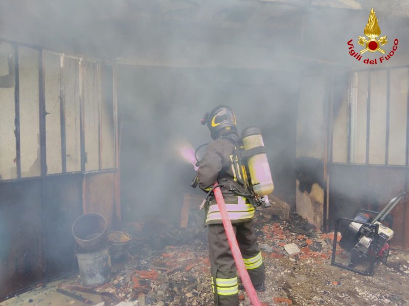Deposito in fiamme nel comune di Lonate Pozzolo